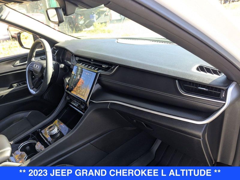 2023 Jeep Grand Cherokee Altitude photo 26