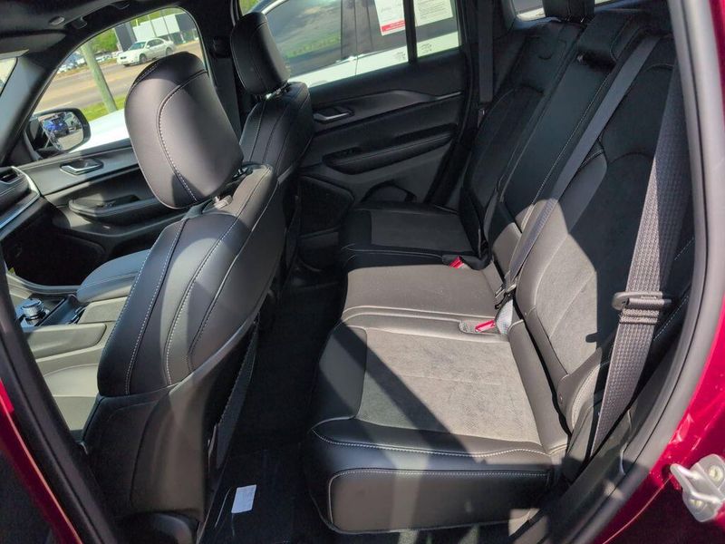 New 2025 Jeep Grand Cherokee Altitude X 4x2Image 30