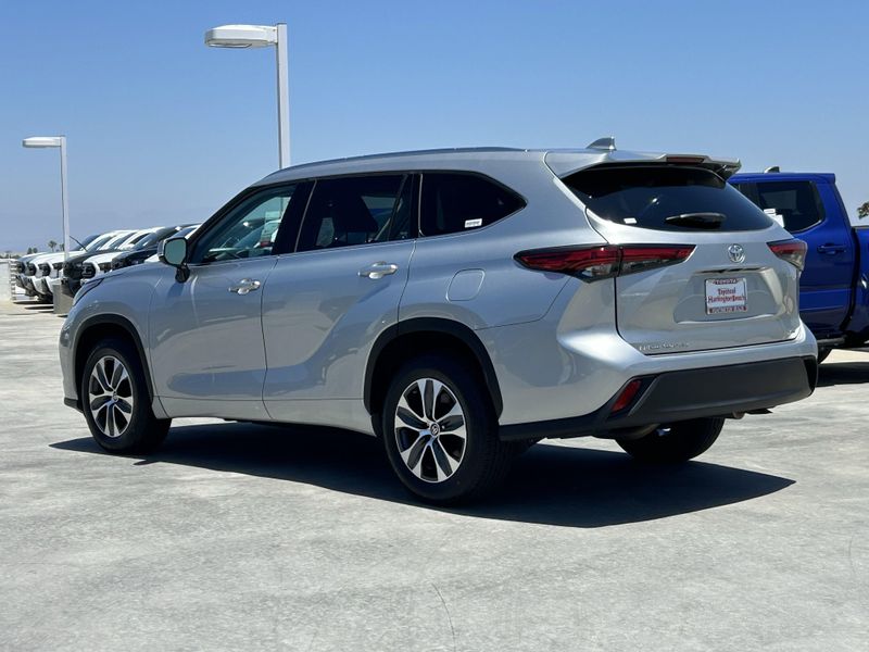 Used 2021 Toyota Highlander XLEImage 5