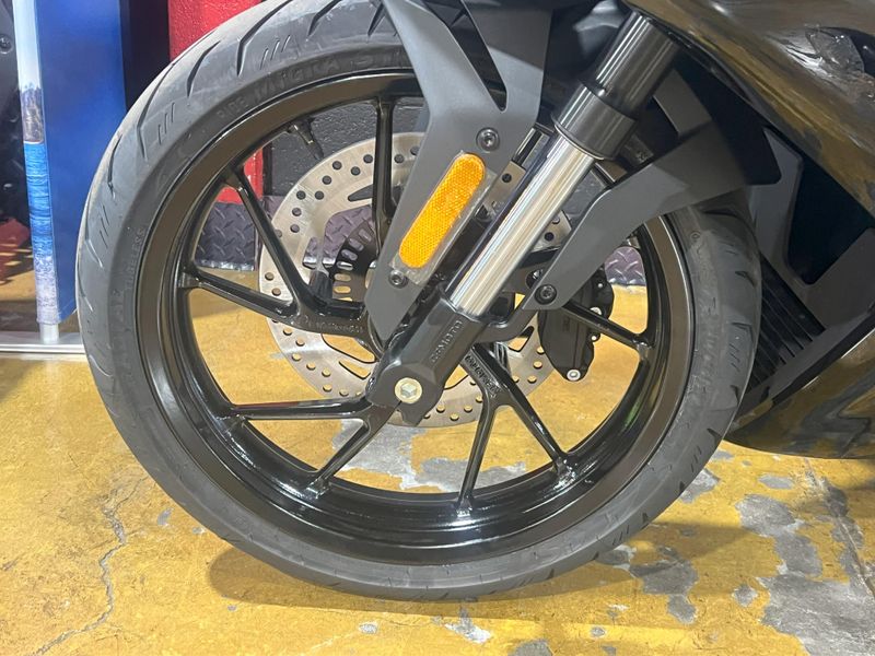 2025 CFMOTO 300SS Image 2