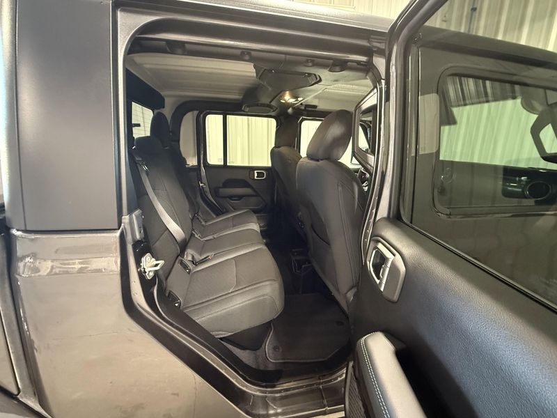 Used 2020 Jeep Gladiator OverlandImage 9