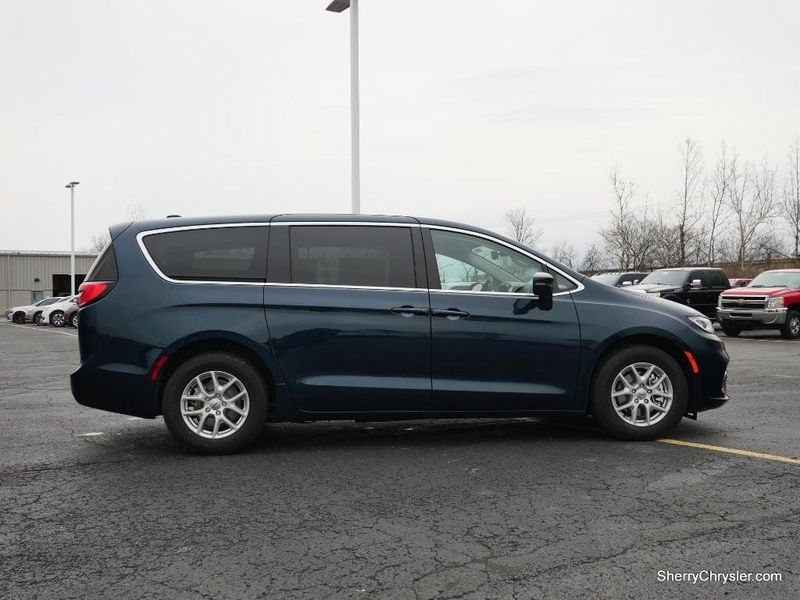 2023 Chrysler Pacifica Touring LImage 10