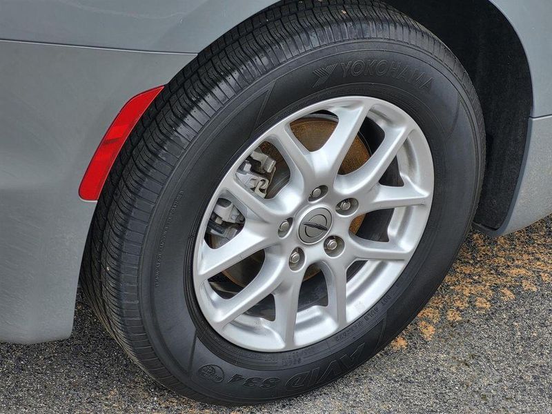 2023 Chrysler Pacifica Touring LImage 7