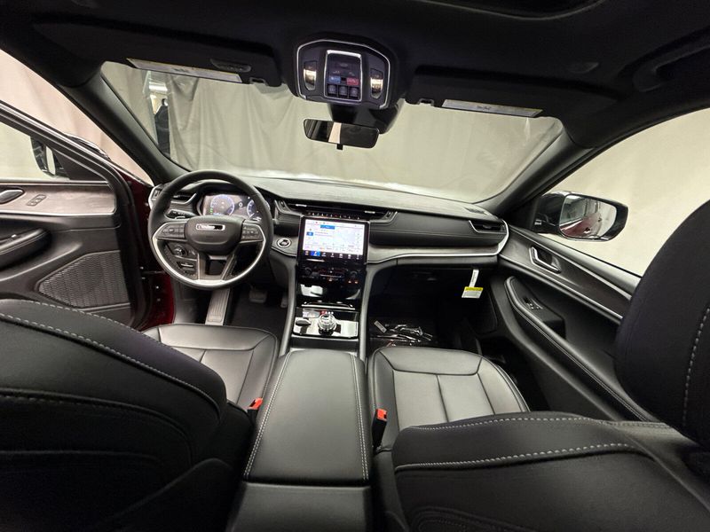New 2025 Jeep Grand Cherokee Limited 4x4Image 8