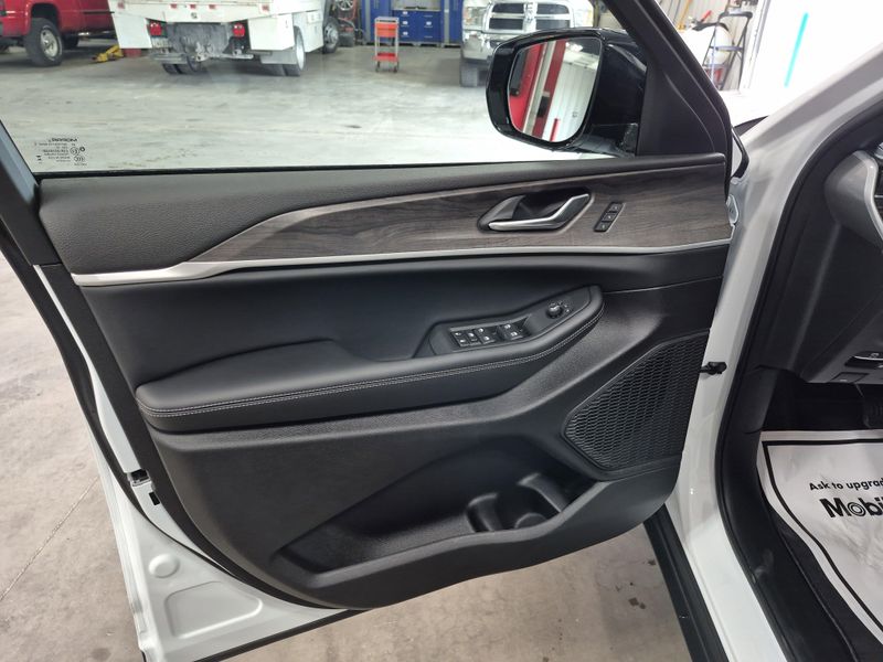 2025 Jeep Grand Cherokee L Limited 4x4Image 19