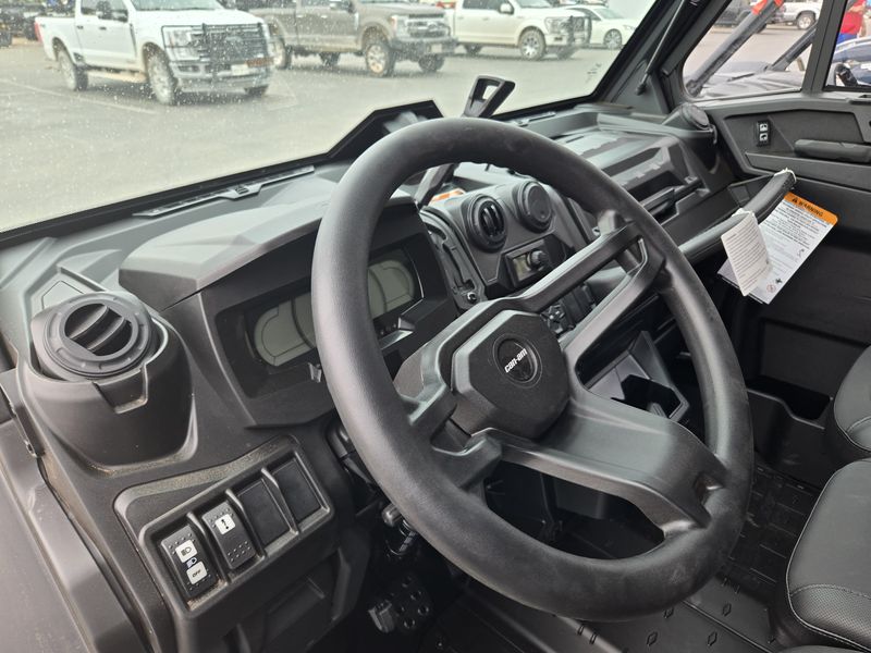 2025 Can-Am DEFENDER MAX LIMITED CAB HD10 DESERT TAN AND STEALTH BLACK Image 5