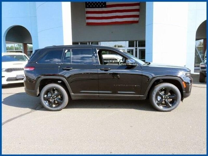 2025 Jeep Grand Cherokee Limited photo 2