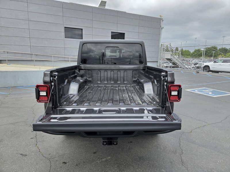 2025 Jeep Gladiator Willys photo 30