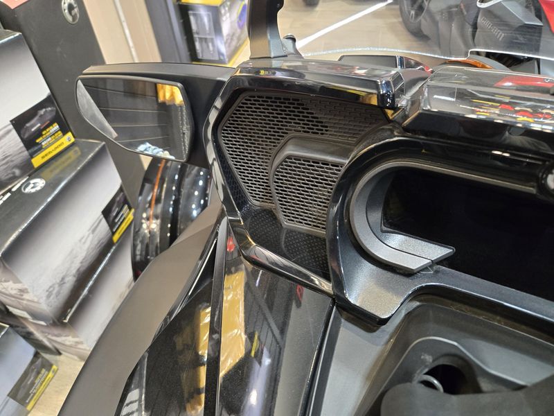 USED 2018 CAN-AM SPYDER F3T Image 12