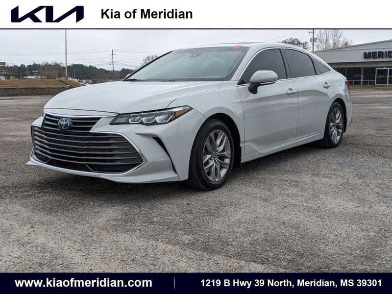 2022 Toyota Avalon Hybrid XLE in a Ice Edge exterior color and Blackinterior. Johnson Dodge 601-693-6343 pixelmotiondemo.com 