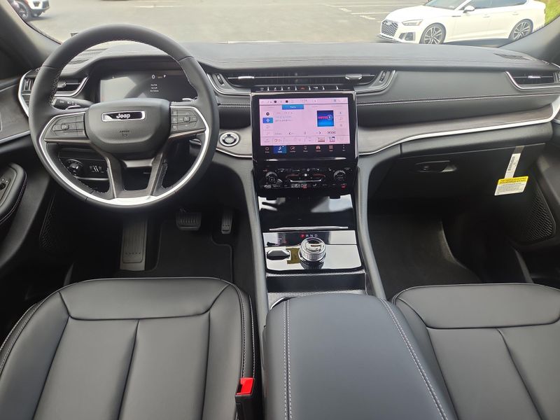 2025 Jeep Grand Cherokee Limited photo 11