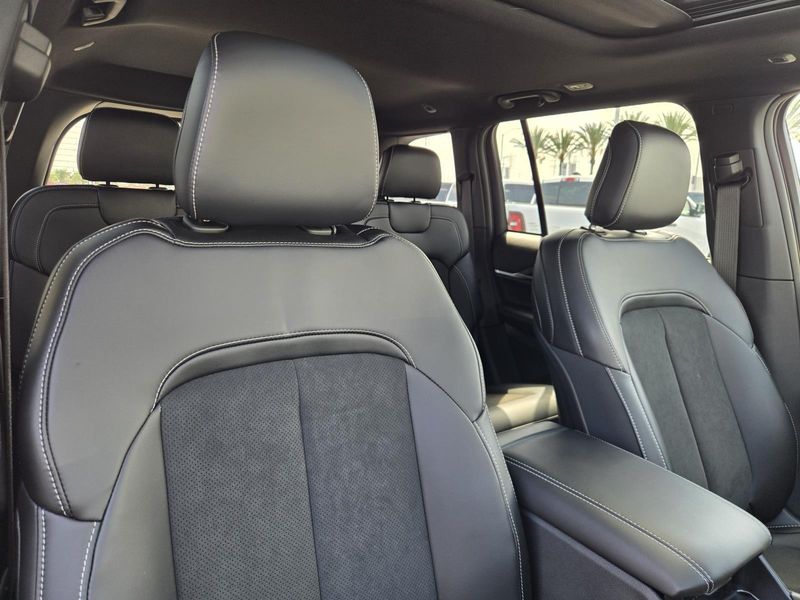 New 2026 Jeep Grand Cherokee Laredo Altitude 4x2
