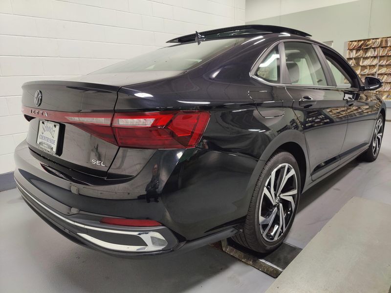 Used 2025 Volkswagen Jetta SEL w/Sunroof & NavigationImage 13