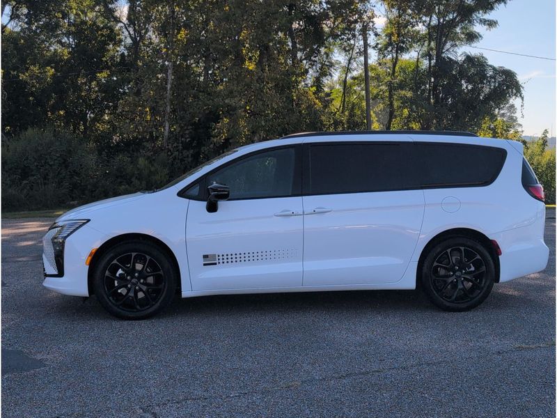 New 2027 Chrysler Pacifica SelectImage 2