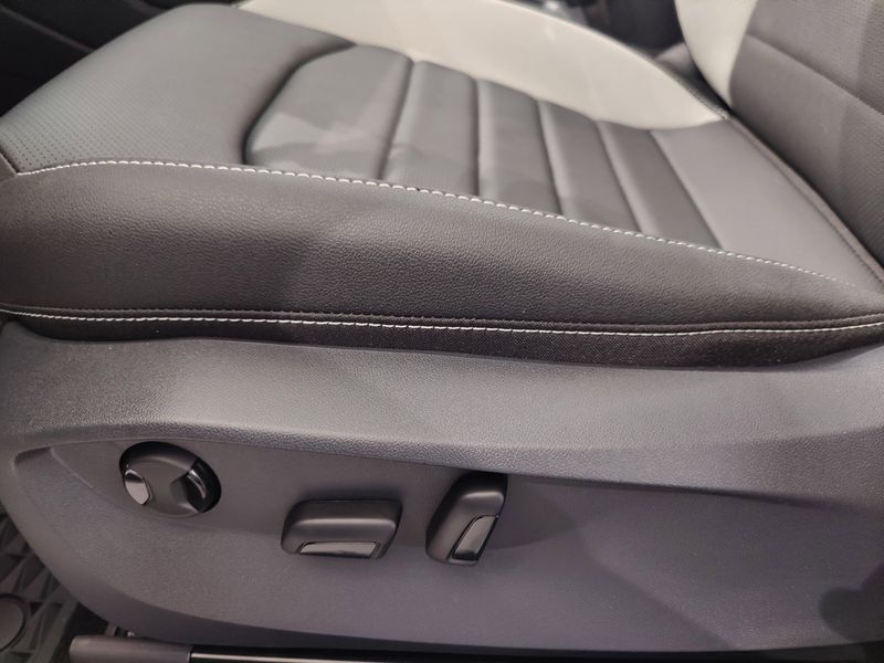 Used 2025 Volkswagen Taos SEL AWD w/Sunroof/NavImage 14