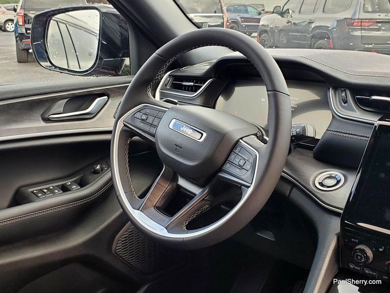 2025 Jeep Grand Cherokee Limited photo 16