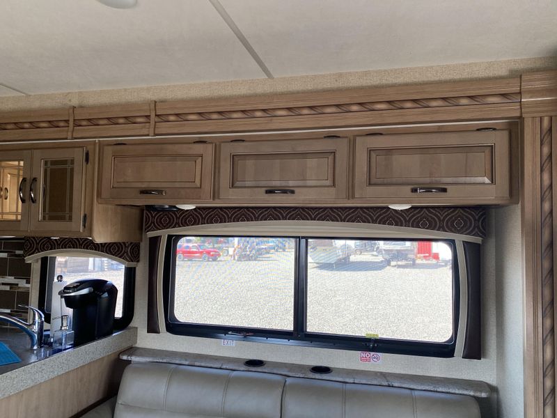 Used 2017 THOR CHATEAU 31Y Image 20