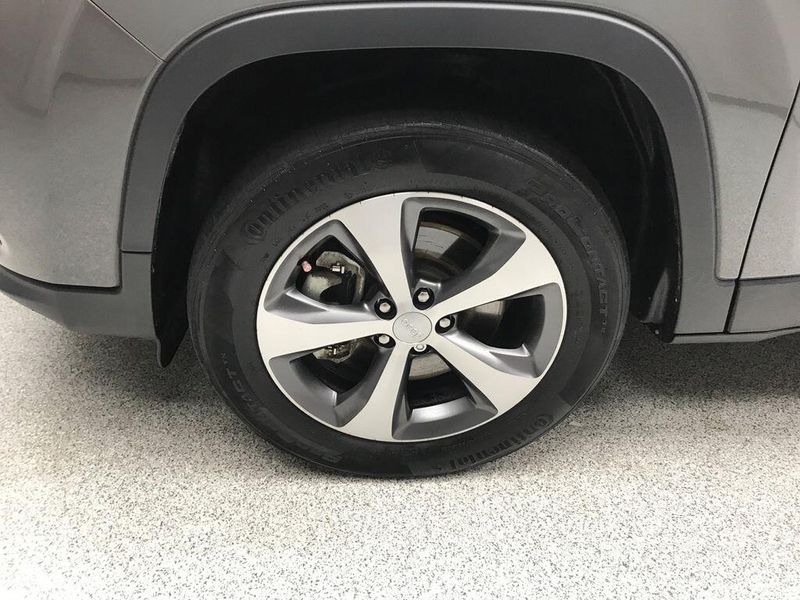 Used 2022 Jeep Cherokee LimitedImage 2