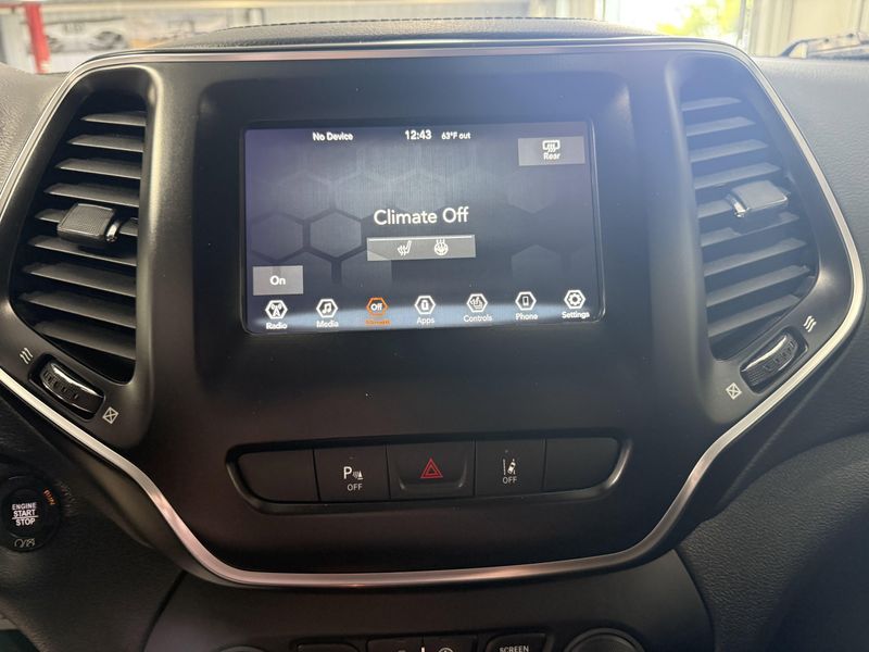 Used 2021 Jeep Cherokee Latitude PlusImage 30