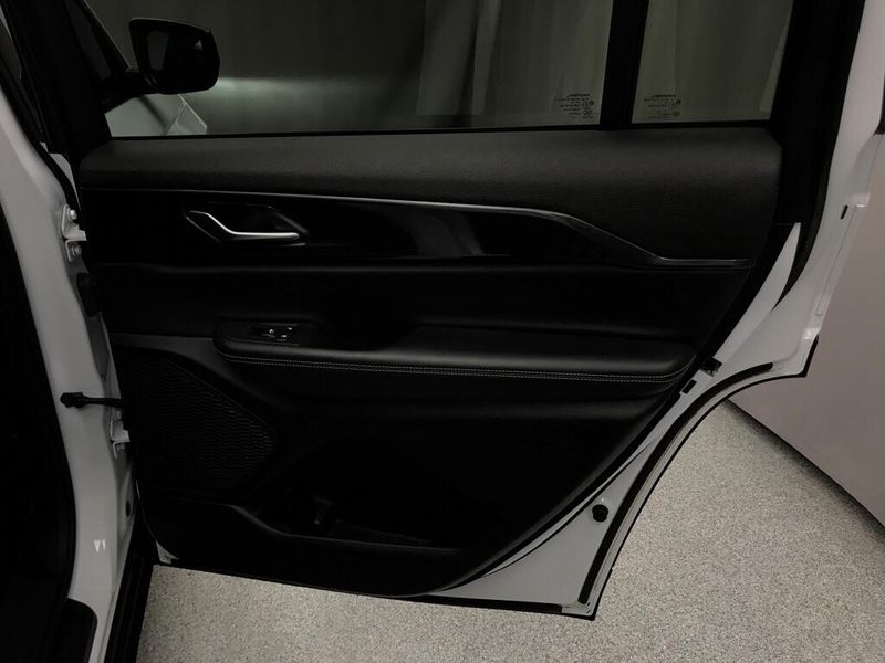 Used 2023 Jeep Grand Cherokee L LaredoImage 16