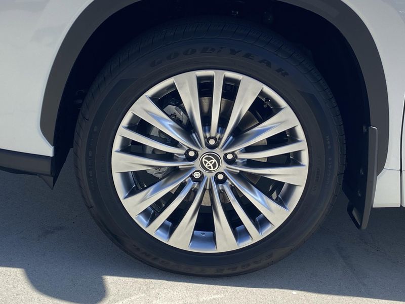 New 2025 Toyota Highlander Hybrid PlatinumImage 8