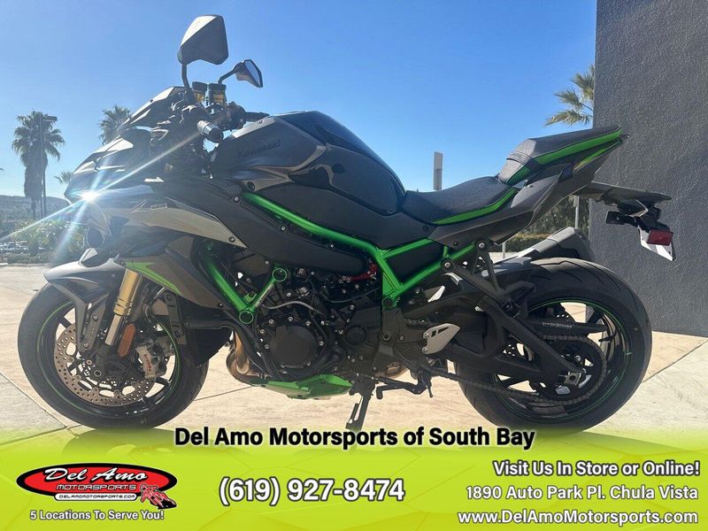 2024 Kawasaki ZR1000LRFNL-GY2  in a METALLIC MATTE GRAPHENESTEEL GRAY/EBONY/MIRROR CoatED BLACK exterior color. Del Amo Motorsports of South Bay (619) 547-1937 delamomotorsports.com 