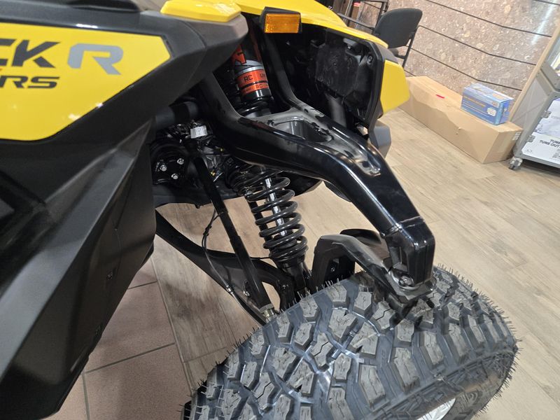 2025 Can-Am MAVERICK R MAX X RS WITH SMARTSHOX 999T DCT CARBON BLACK AND NEO YELLOWImage 17