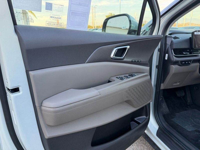 New 2026 Kia Carnival Hybrid EXImage 13