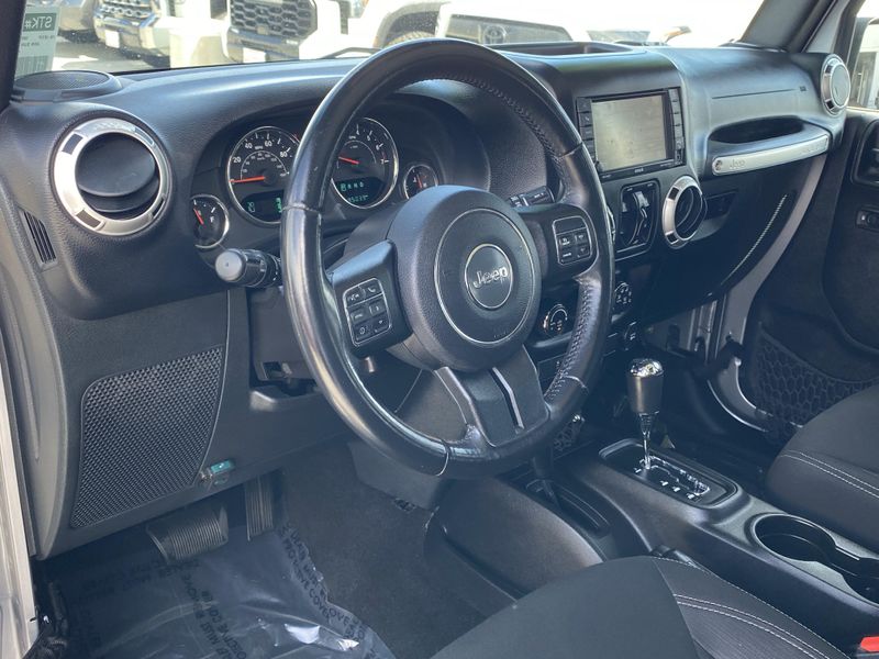 Used 2016 Jeep Wrangler Unlimited SaharaImage 15