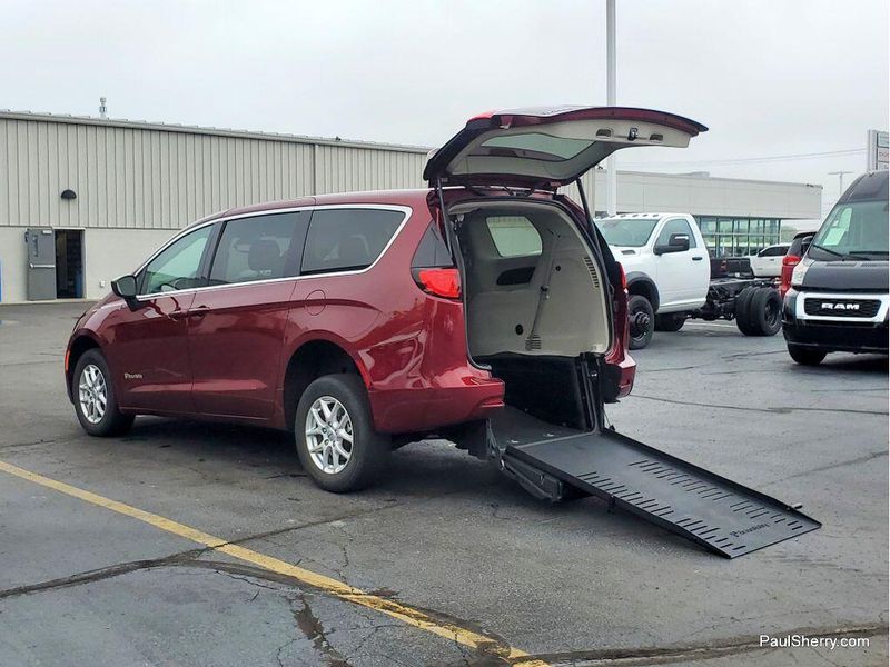 2023 Chrysler Voyager LXImage 7