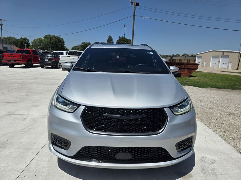 Used 2023 Chrysler Pacifica Touring LImage 3