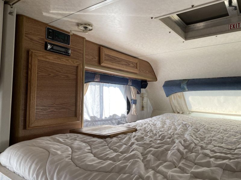 1994 LANCE 880 CAMPER Image 17