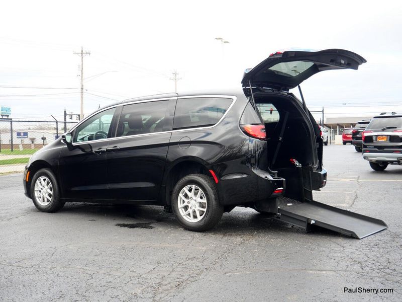 Used 2025 Chrysler Pacifica Select