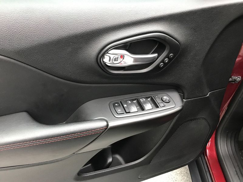 Used 2021 Jeep Cherokee TrailhawkImage 3