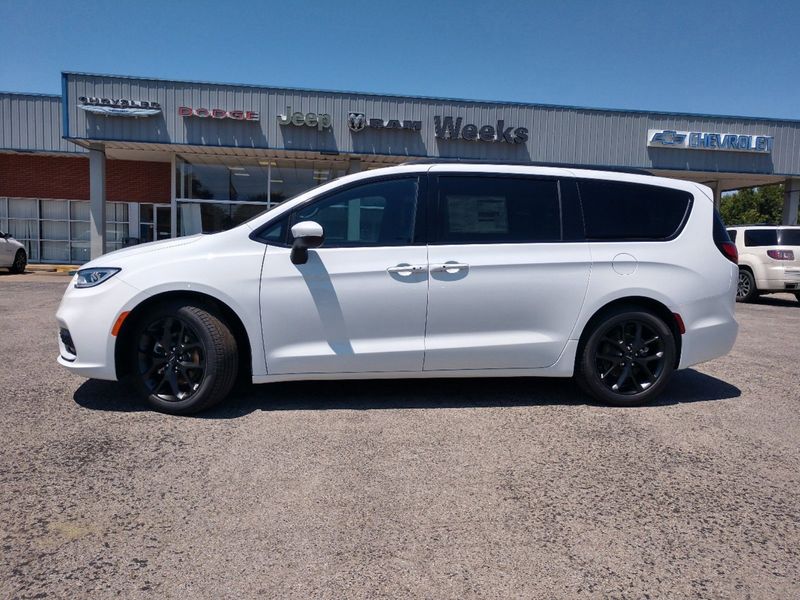 2023 Chrysler Pacifica Touring LImage 3