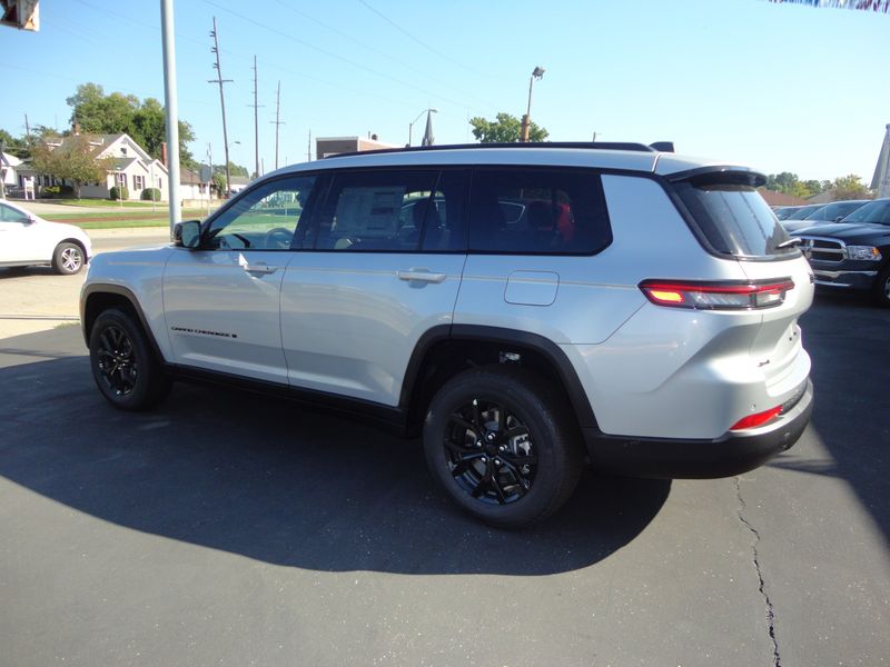 2024 Jeep Grand Cherokee L Altitude X 4x4Image 1