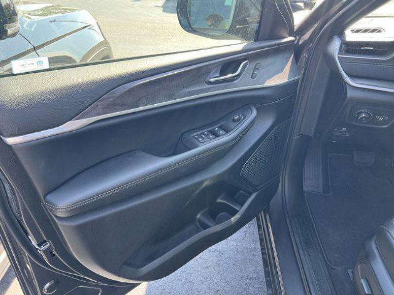 New 2025 Jeep Grand Cherokee L Limited 4x4Image 18