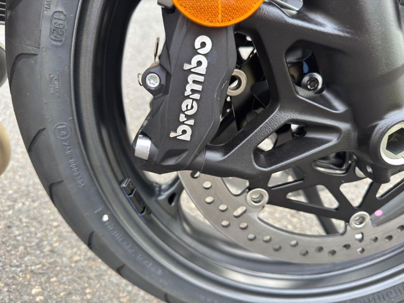 2025 Triumph Street Triple 765 R - MATTE BAJA ORANGE 