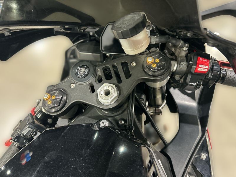 Used 2015 Yamaha YZF-R1 Image 14