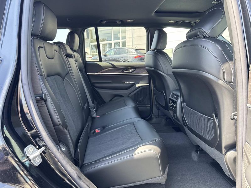 New 2026 Jeep Grand Cherokee Laredo Altitude 4x2