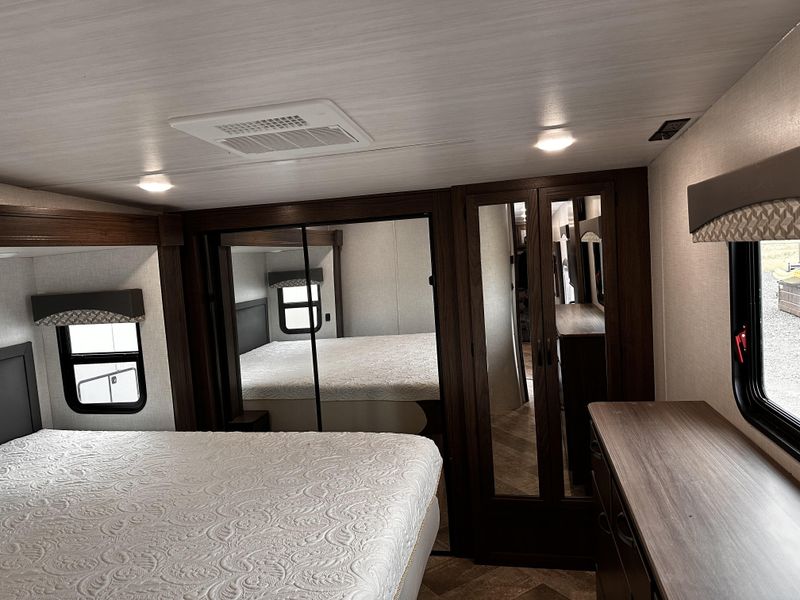 Used 2021 WINNEBAGO VOYAGE 3134RL Image 25