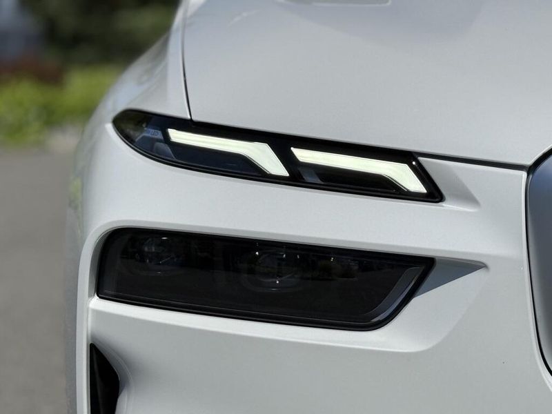 2025 BMW X7 xDrive40iImage 12