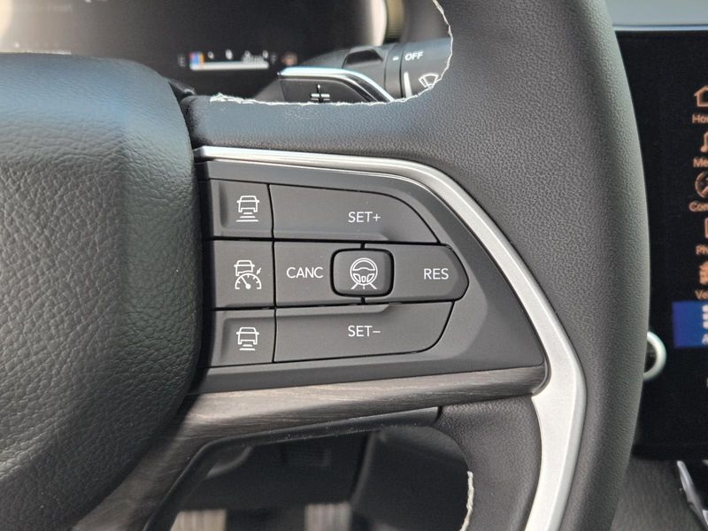 New 2026 Jeep Grand Cherokee Laredo Altitude 4x2