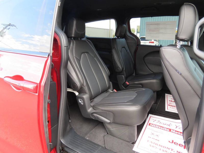 New 2026 Chrysler Pacifica SelectImage 31