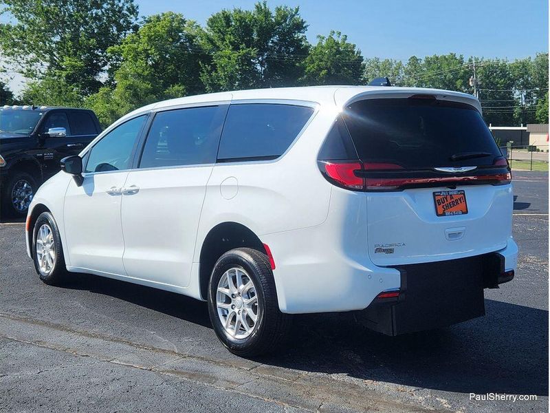 Used 2026 Chrysler Pacifica Select