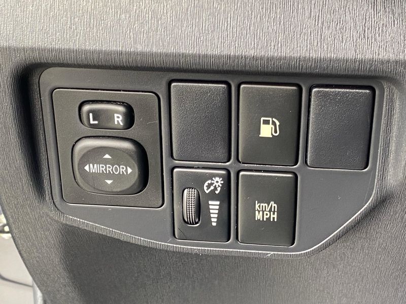 2014 Toyota Prius Plug-In BaseImage 23