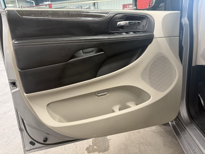 Used 2016 Chrysler Town & Country TouringImage 19
