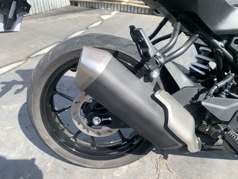 New 2025 CFMOTO 300SS Image 11