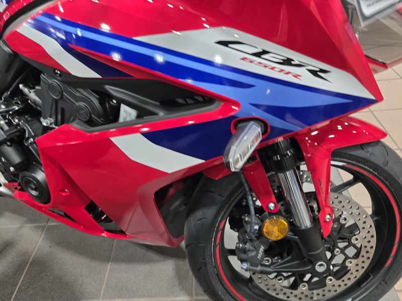 2025 Honda CBR650R ECLUTCH GRAND PRIX RED Image 4