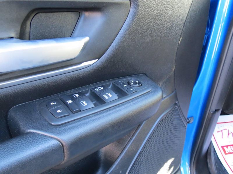 Used 2021 RAM 1500 Big Horn 4x4 4dr Crew Cab 5.6 ft. SB PickupImage 11